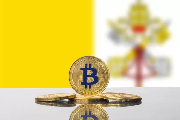Vier goldene Bitcoins drapiert vor Flagge des Stadtstaates Vatikanstadt