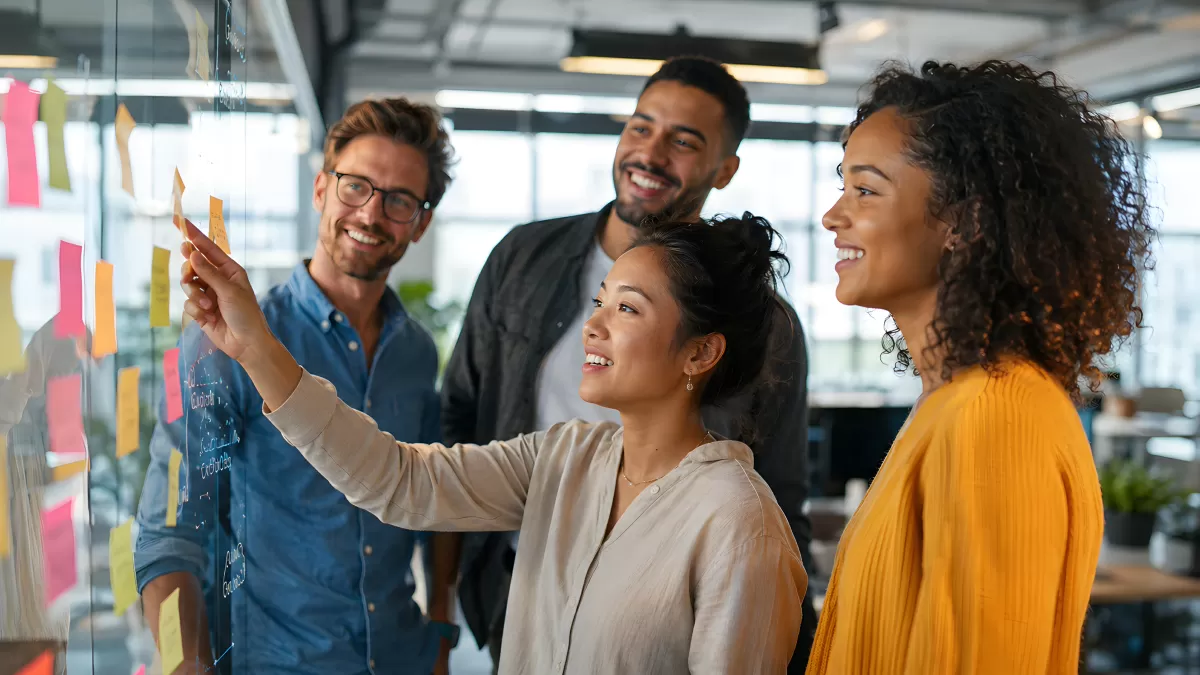 Vier Kollegen beim kreativen Brainstorming im Büro