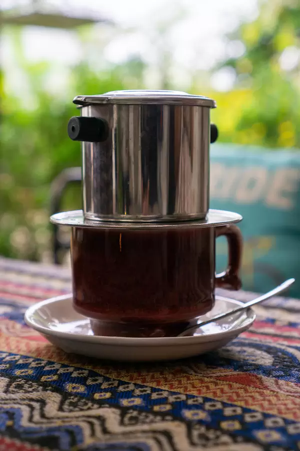 Vietnamesischer Kaffee mit Untertasse und Löffel Nahaufnahme