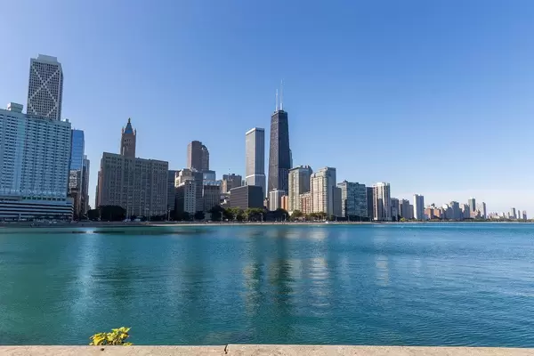 View of Chicago's skyscrapers by the water, among others the John Hancock Center and Water Tower Place