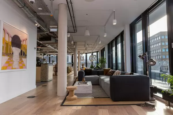 View of the large shared Lounge area of the rentable office spaces at WeWork in Cologne, Friesenstraße