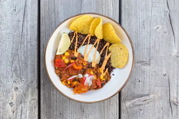 Villa Vegana auf Mallorca: veganer mexikanischer Tex-Mex Eintopf mit schwarzer Quinoa und Nachos