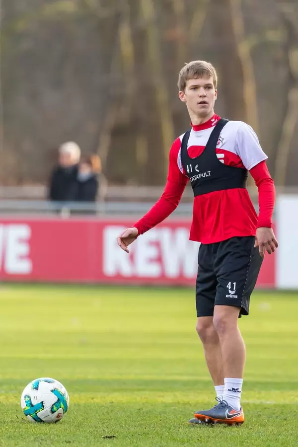 Vincent Koziello bereitet sich auf einen Freistoß vor - Training am 30.01.2018