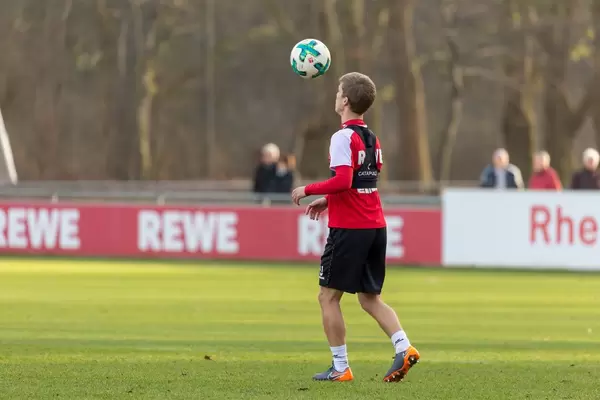 Vincent Koziello empfängt den Ball - Training am 30.01.2018