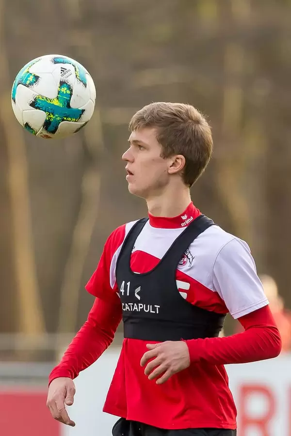 Vincent Koziello mit dem Ball vor Augen - Training am 30.01.2018