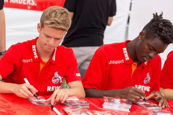 Vincent Koziello und Yann Aurel Bisseck signieren Autogrammkarten