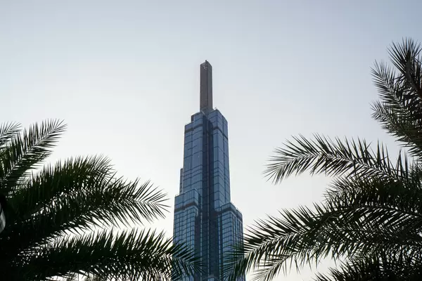 Vincom Landmark 81 als höchstes Gebäude Vietnams hinter Palmen von unten fotografiert in Ho Chi Minh Stadt, Vietnam