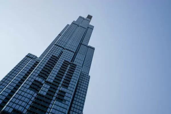 Vincom Landmark 81 Wolkenkratzer mit wolkenlosem blauen Himmel im Hintergrund von unten fotografiert in Ho Chi Minh Stadt, Vietnam