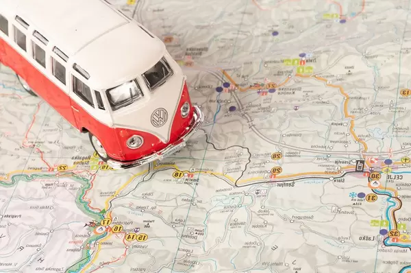 Vintage camper van on map (Flip 2019)