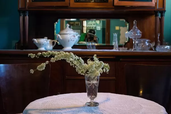 Vintage Einrichtung mit alter Blumenvase auf einem Holztisch