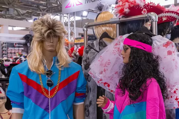 Vintage Look Sportklammoten an zwei Schaufensterpuppen mit Perücke