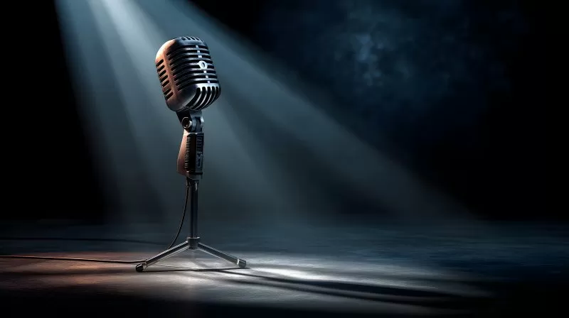 Vintage Mikrofon im Spotlicht auf dunkler Bühne