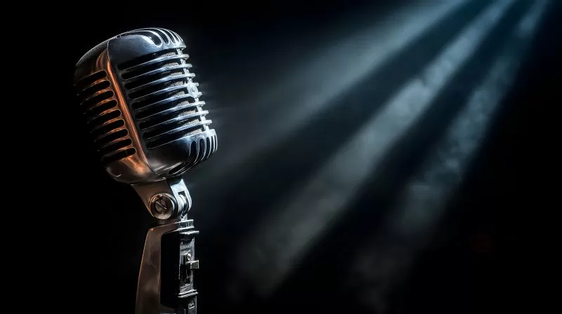 Vintage Mikrofon vor dunklem Hintergrund