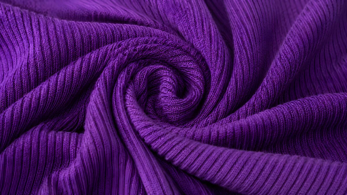 Violetter Rippenstrickstoff in geschwungener Spirale