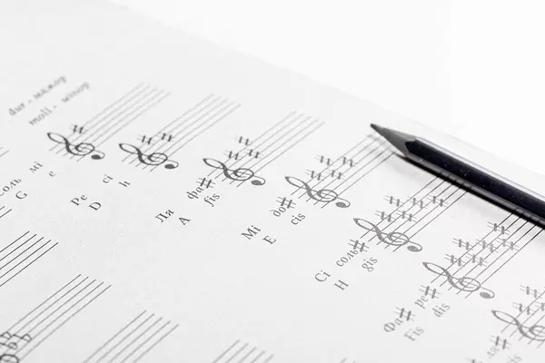 Violinschlüssel und Noten-Arrangement - Das Konzept der Unterrichtsmusik