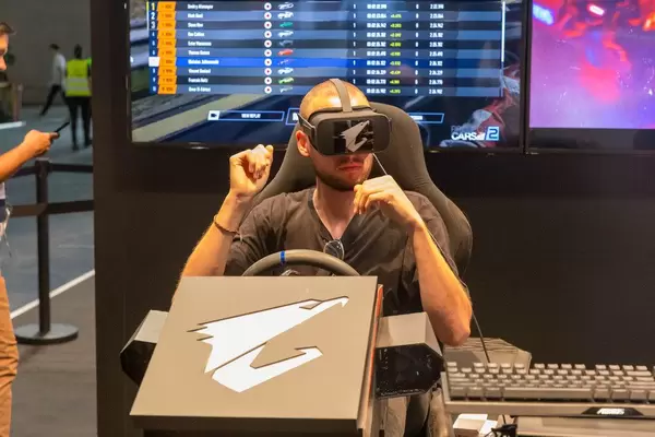 Virtual Reality Gaming: AORUS VR-Brille wird von Gamescom-Besuchern getestet