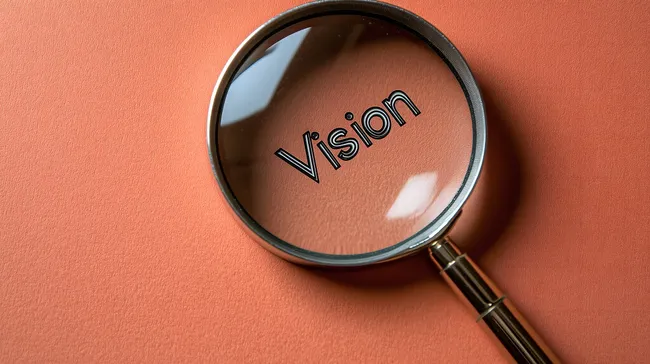 Vision und Klarheit durch Lupe auf orangefarbenem Hintergrund