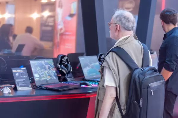 Visitor checking out an Asus FX505 gaming laptop