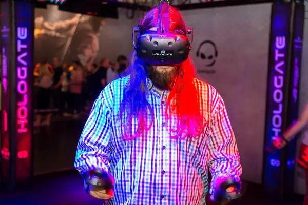 Visitor playing Hologate at Gamescom