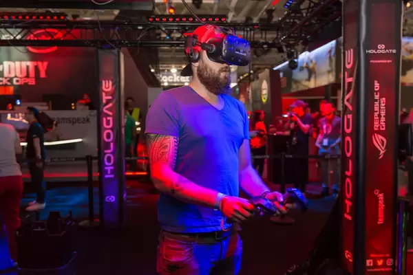 Visitor playing Hologate with VR equipment at Gamescom