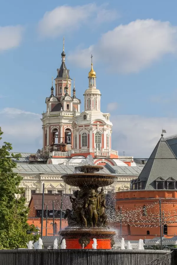 Vitali Fountain with a church in the background