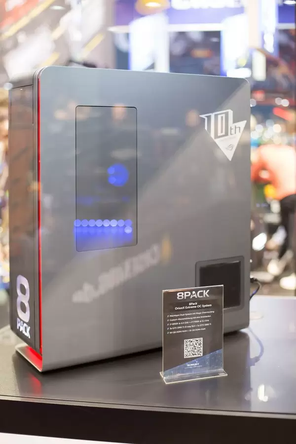 Vitrine mit 8 Pack bei der Gamescom 2017