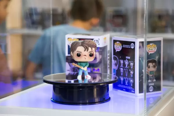 Vitrine mit Pop Games Figuren von Funko