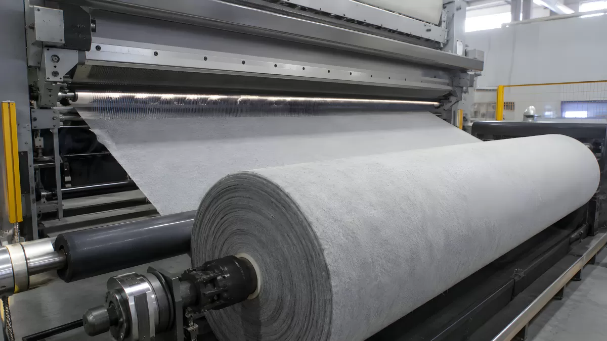 Vliesstoffproduktion auf großer Industriemaschine