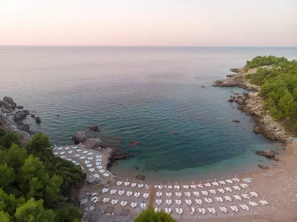 Vogelperspektive auf den Sutomorestrand mit Bucht in Montenegro