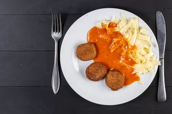 Vogelperspektive zeigt Bouletten aus Geflügelhackfleisch mit Pasta und Tomatensoße