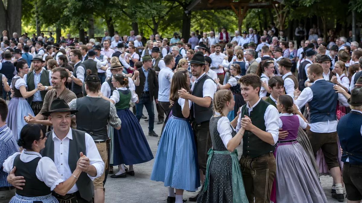 Volkstanz in Tracht bei einem Bayerischen Fest