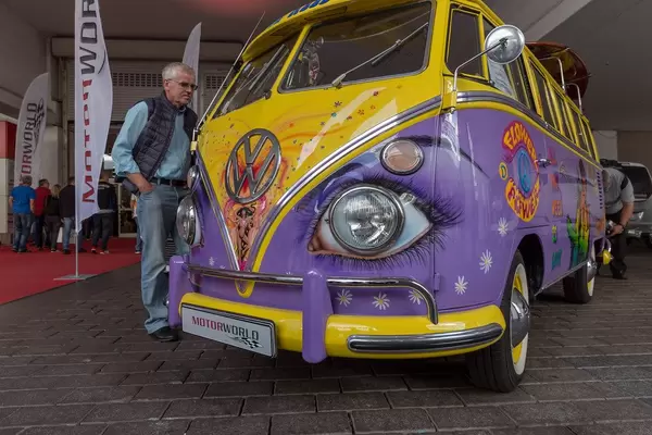 Volkswagen T1 von MotorWorld in der Oldtimerhalle der IAA: Frontansicht des bunten Busses mit Hommage an die amerikanische Hippiezeit