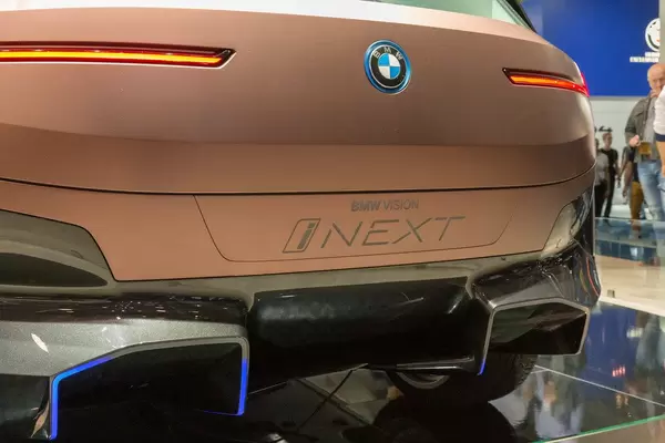 Voll-elektrischer SUV: BMW Vision iNext Heckansicht