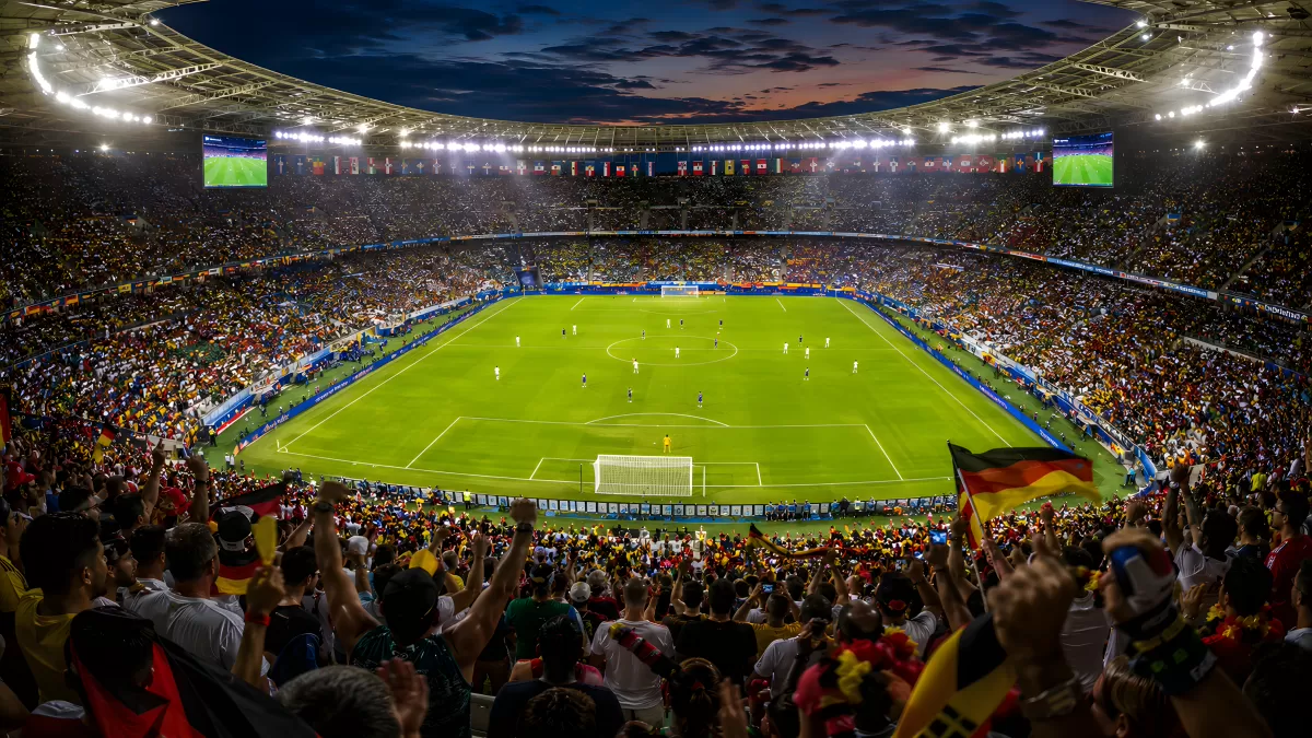 Vollbesetztes Fußballstadion bei Flutlicht mit deutschen Fans