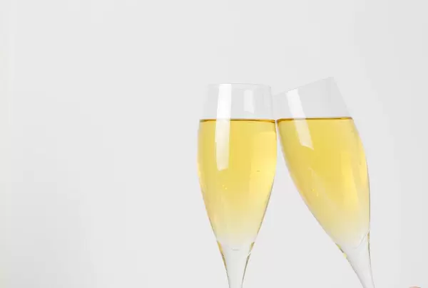 Volle Champagnergläser vor weißem Hintergrund