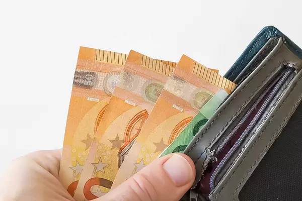 Volle Geldbörse mit großen Euroscheinen