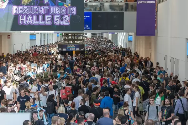 Volle Messehalle: Besucher auf der Kölner Gamescom