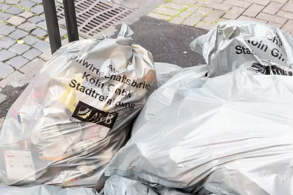 Volle Müllsäcke der AWB Köln