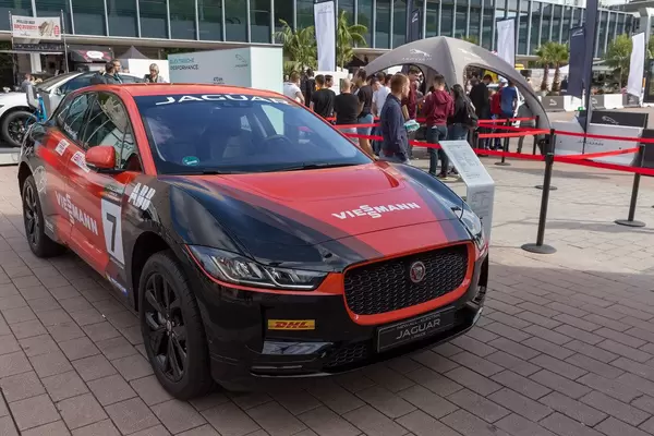 Vollelektrischer Jaguar I-PACE eTROPHY-Rennwagen