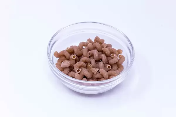 Vollkorn-Nudeln in Glasschale