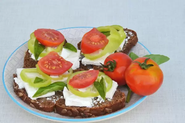 Vollkornbrot mit Tofu, Tomaten und Paprika