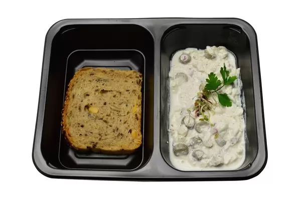 Vollkornbrot und Hüttenkäse mit Oliven