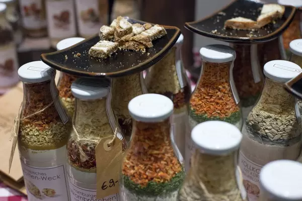 Vollkornbrötchen mit Zwiebeln