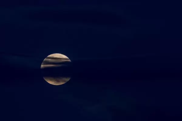 Vollmond hinter einer dünnen Wolke