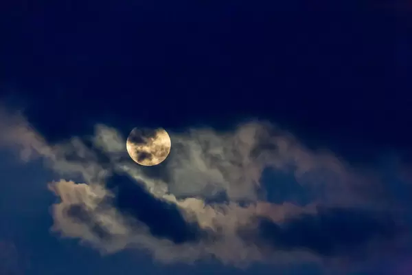 Vollmond hinter einer dünnen Wolkenschicht