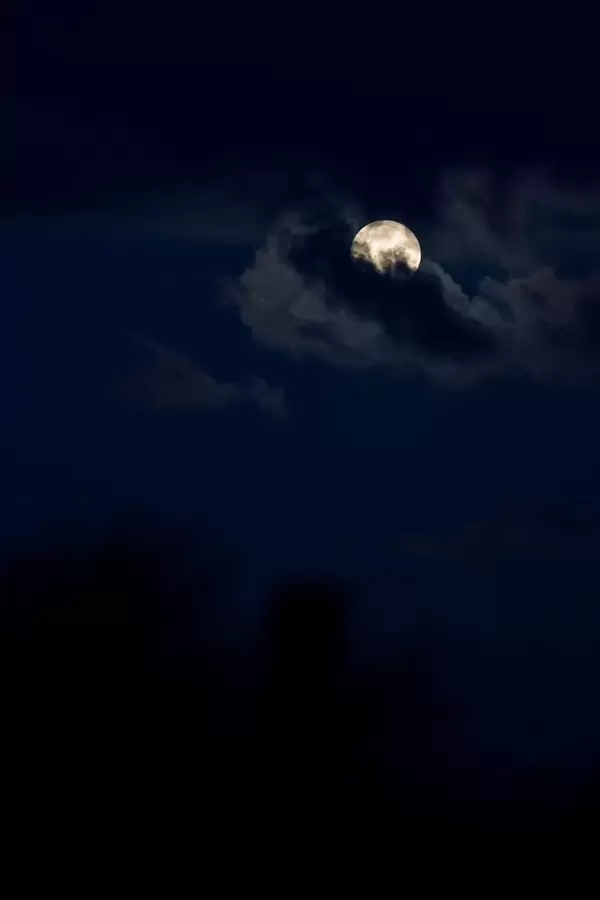 Vollmond teilweise von Wolken bedeckt