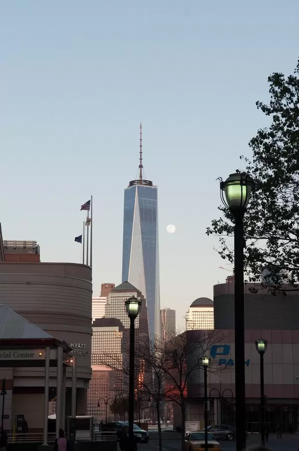 Vollmond und WTC Freedom Tower in New York City, USA