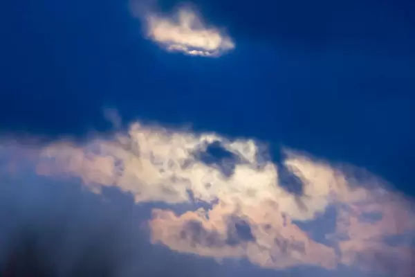 Vollmond verleiht Wolken wunderschöne Farben