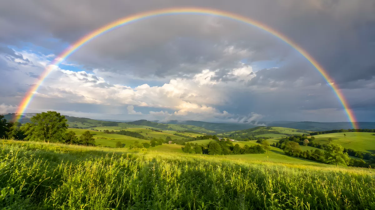 Vollständiger Regenbogen über grüner Hügellandschaft

Hmm, let me create a variation:

Kompletter Regenbogen über grüner Hügellandschaft