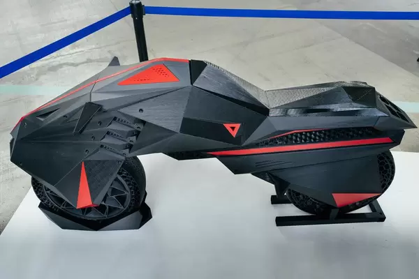 Vollständiger 3-D Druck zeigt ein gedrucktes Motorrad